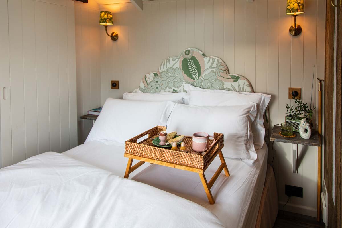 chambre avec tête de lit tissu