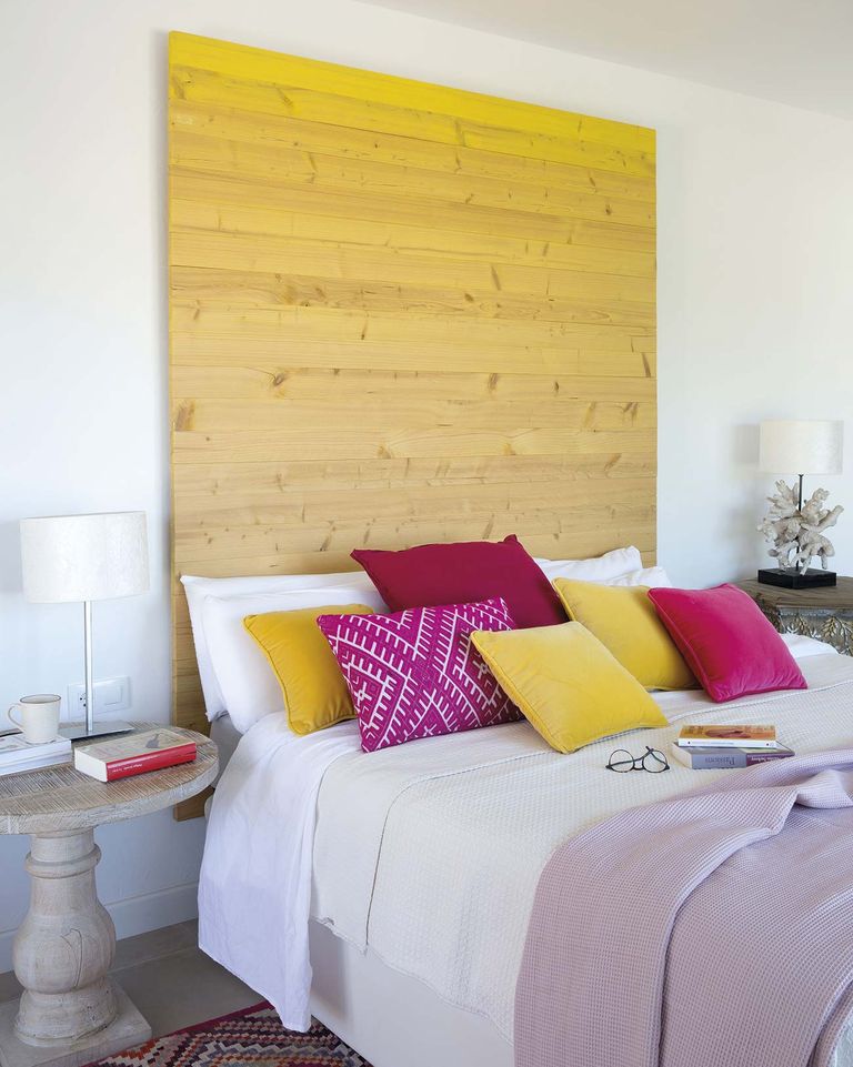 chambre avec tête de lit bois