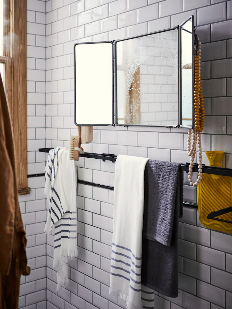 salle de bain avec miroir barbier