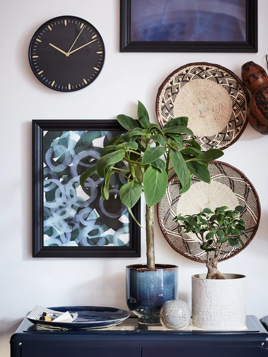 buffet décoré avec plantes
