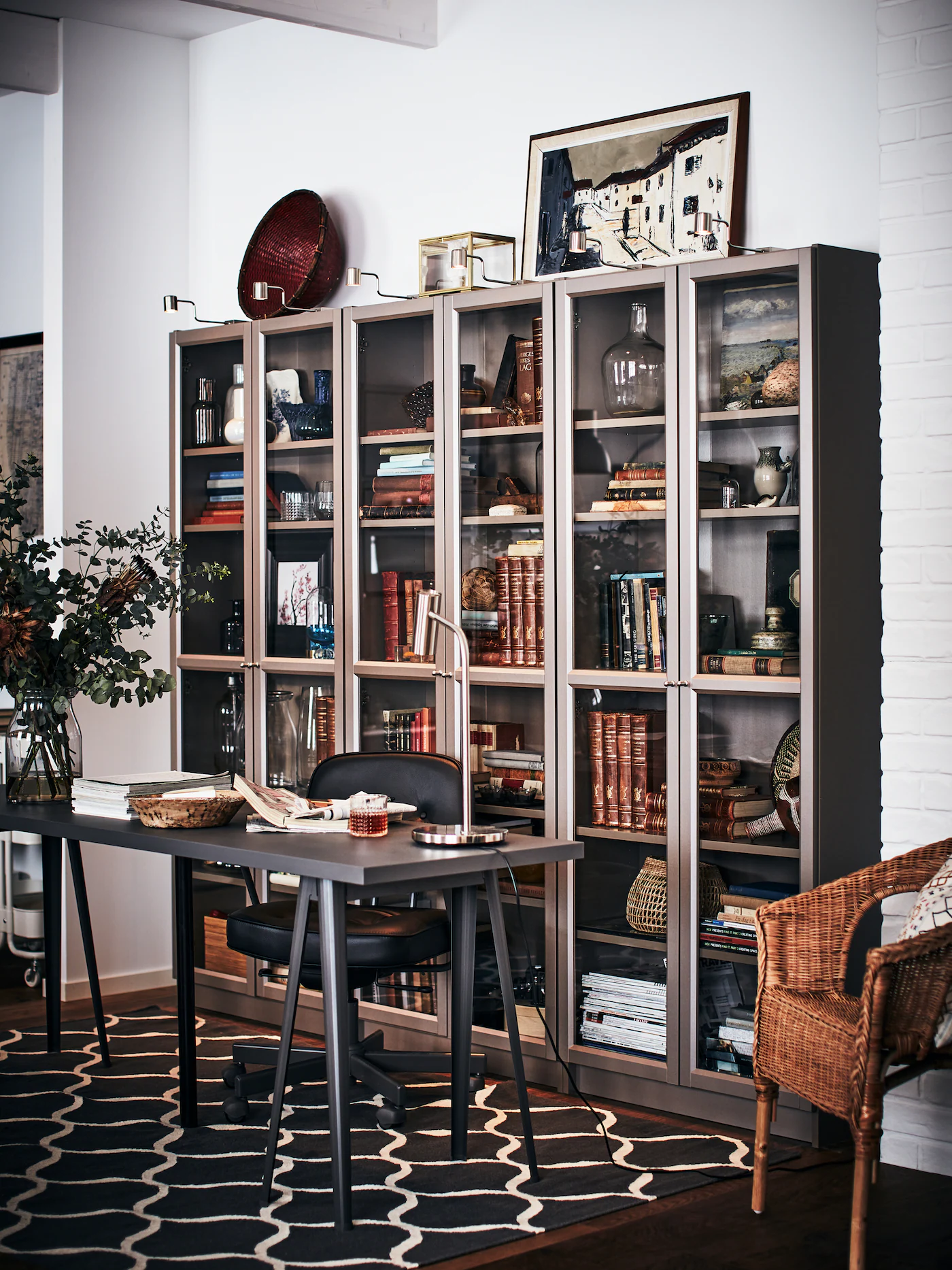 bureau avec bibliothèque dans salon