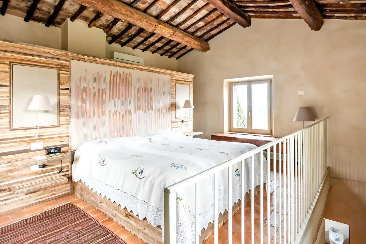 chambre avec poutres maison rénovée