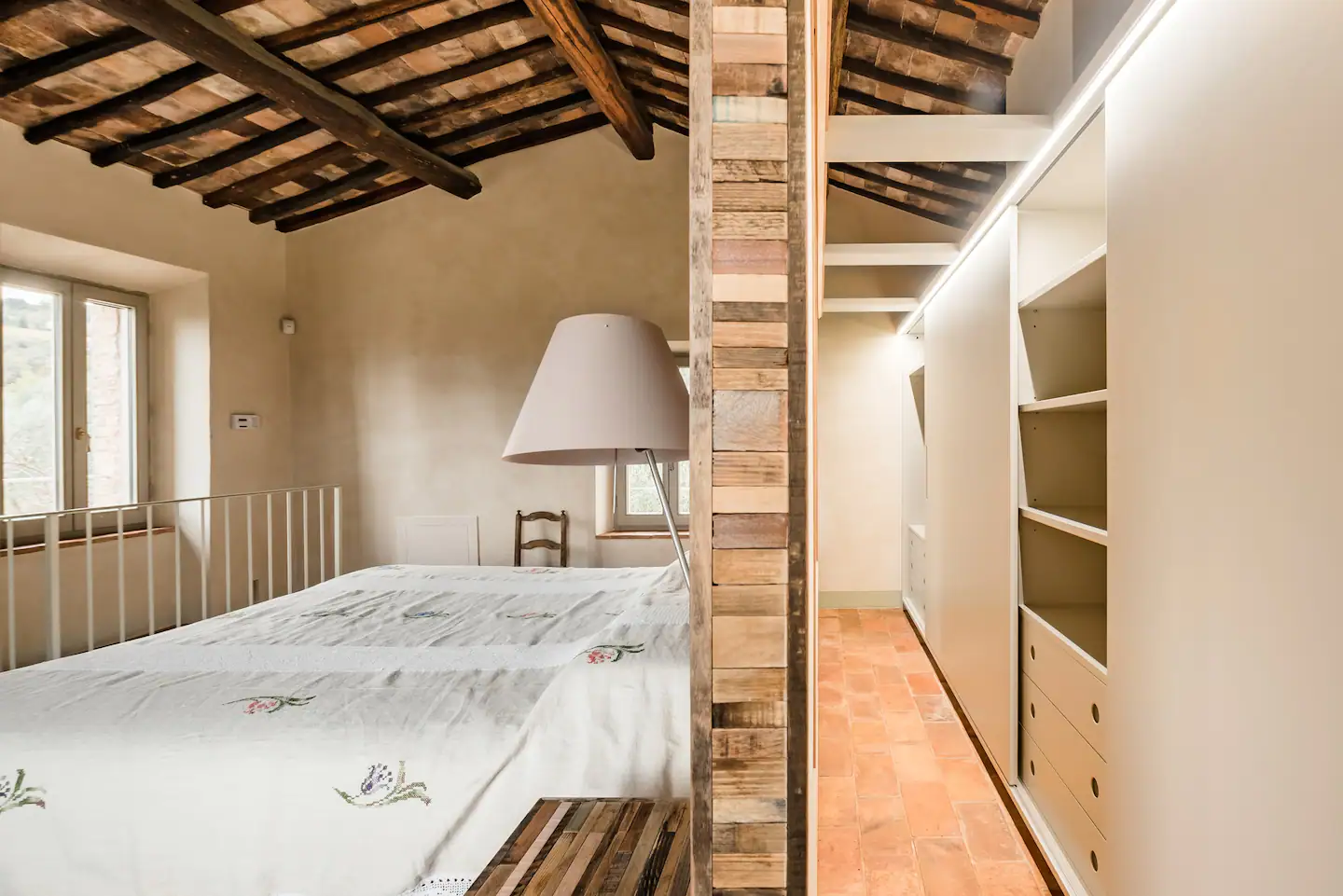 chambre avec dressing et poutres maison rénovée