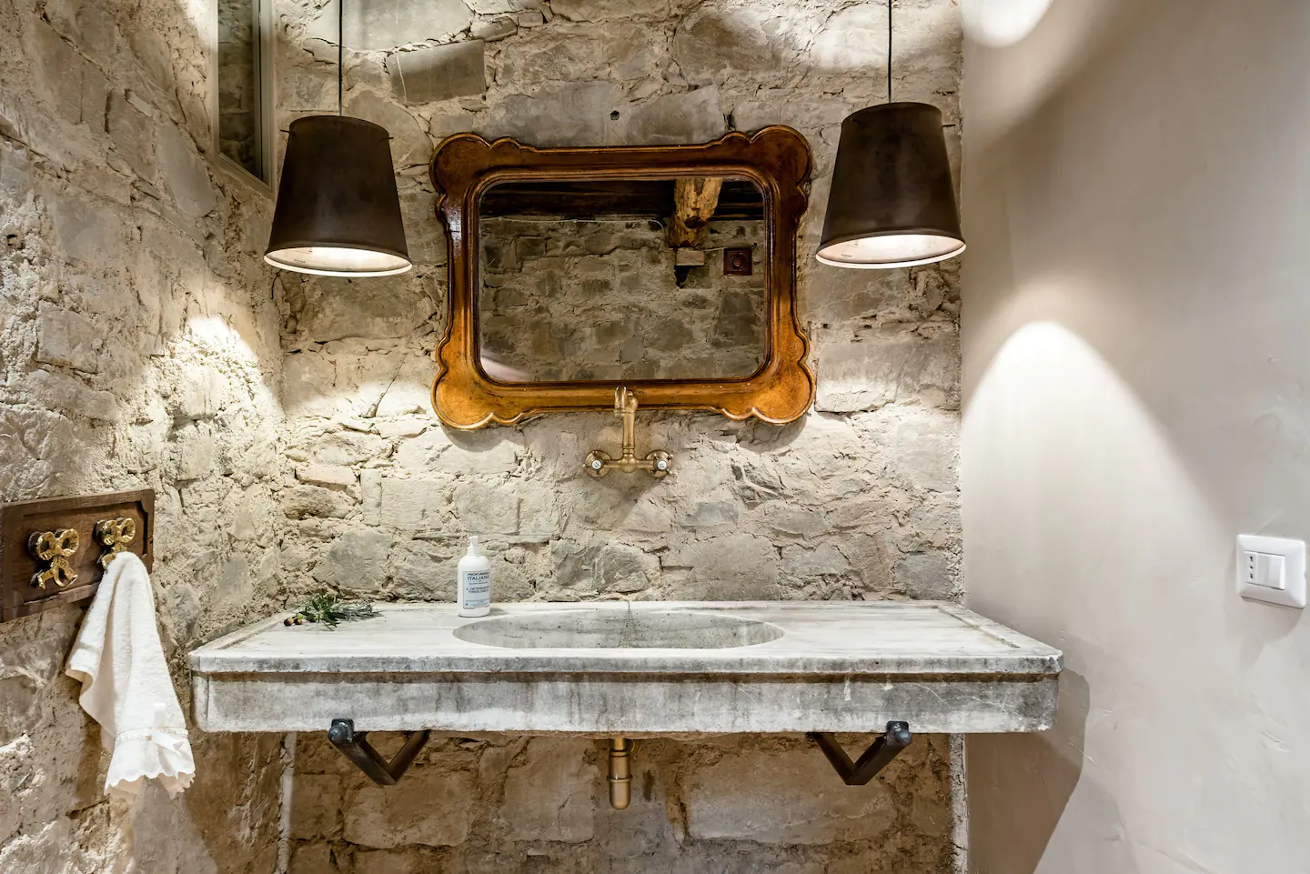 salle de bain murs pierres
