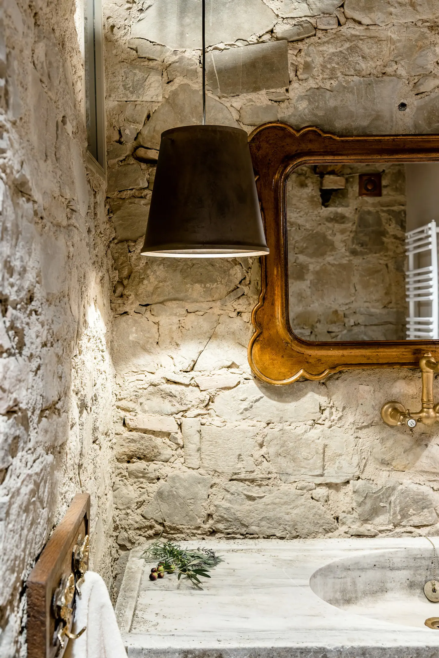 salle de bain murs pierres