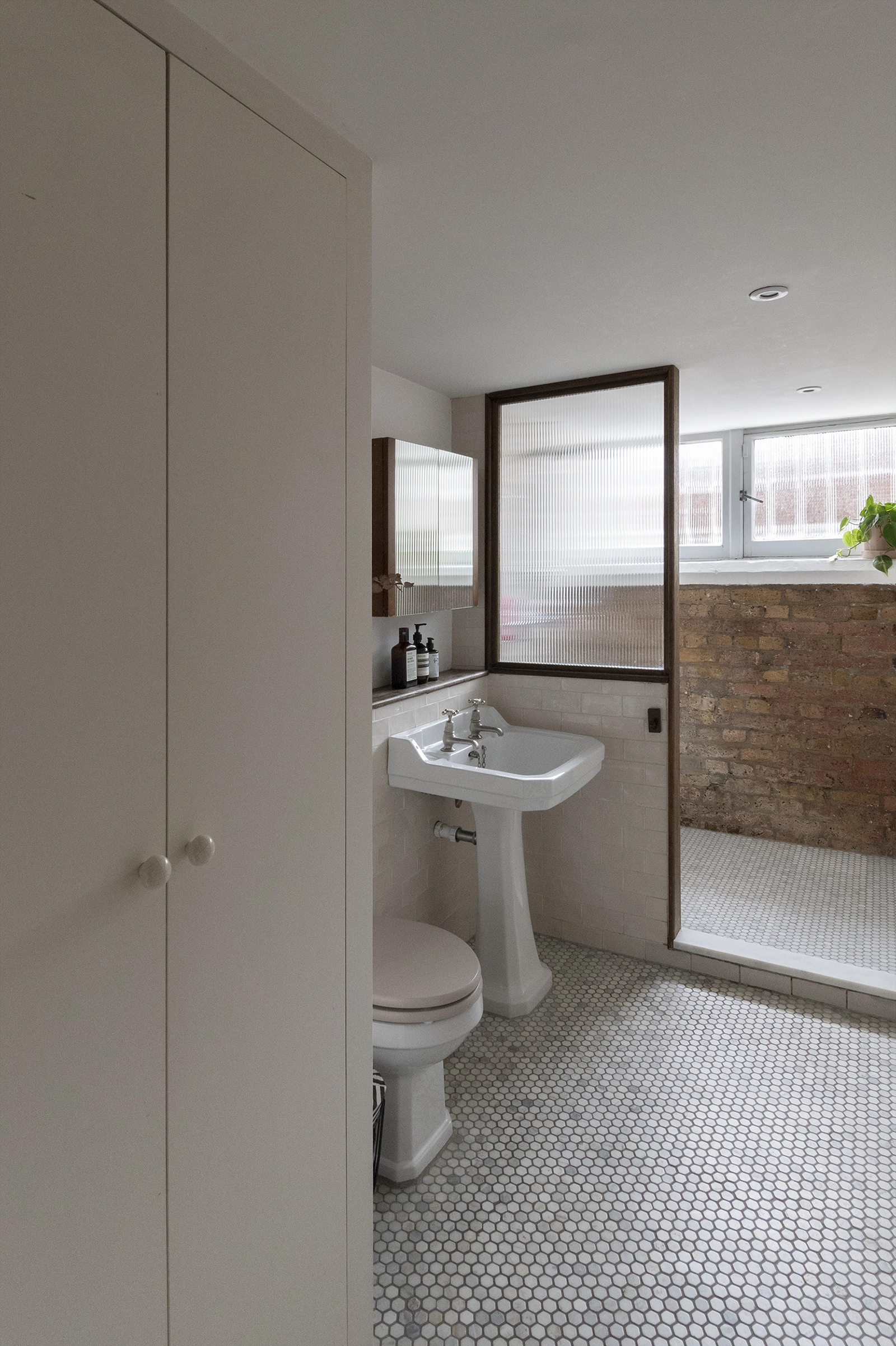 salle de bain vintage avec émaux de briare salle de bain vintage avec émaux de briare