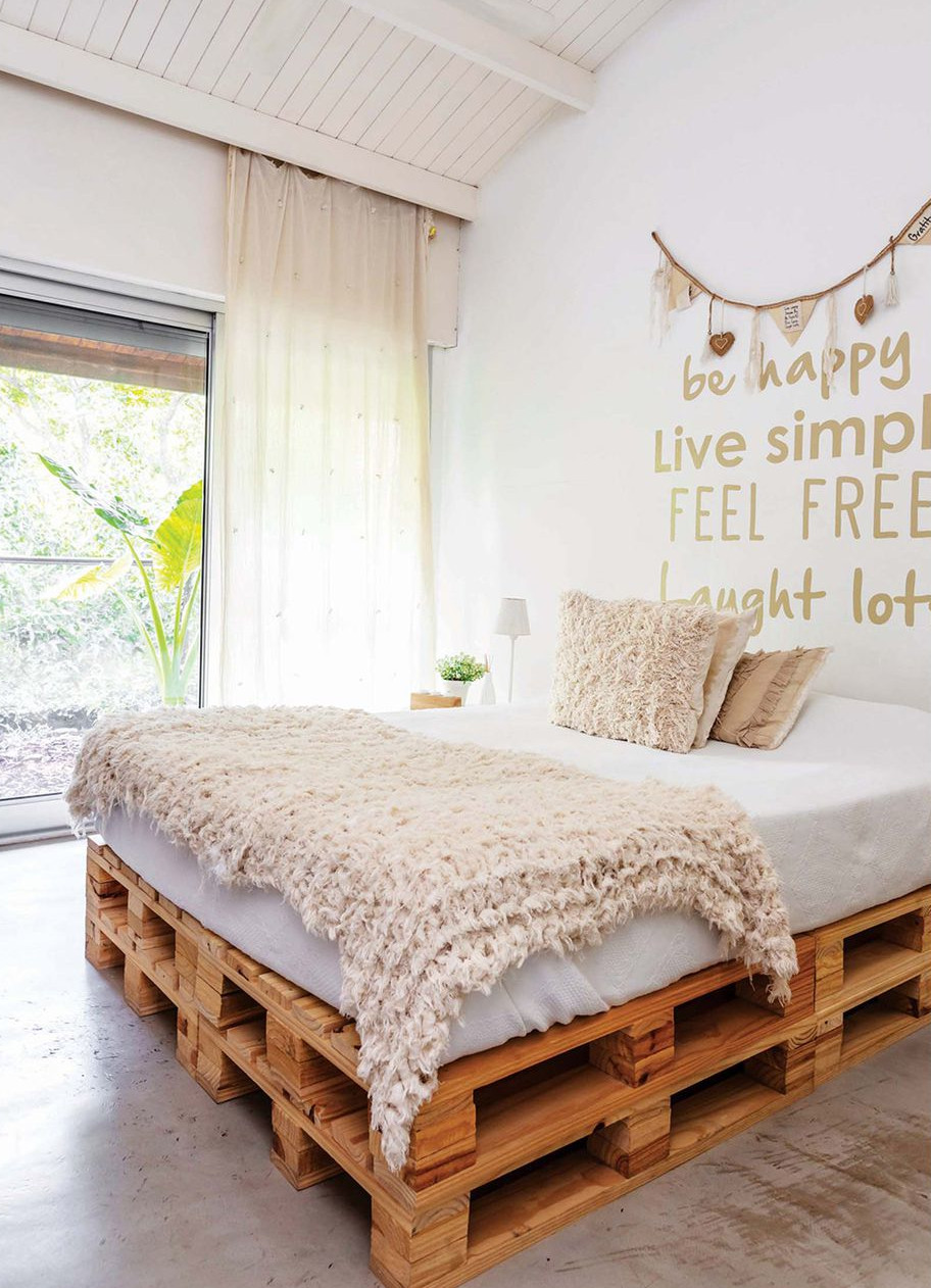chambre avec lit palettes dans maison contemporaine rénovée