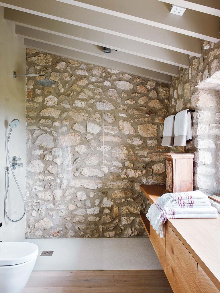 salle de bain avec mur en pierres salle de bain avec mur en pierres