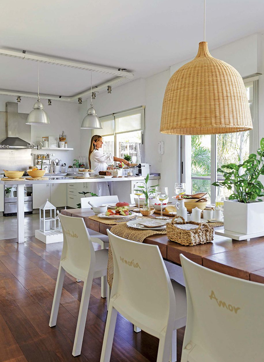 salle à manger et cuisine ouverte maison contemporaine rénovée