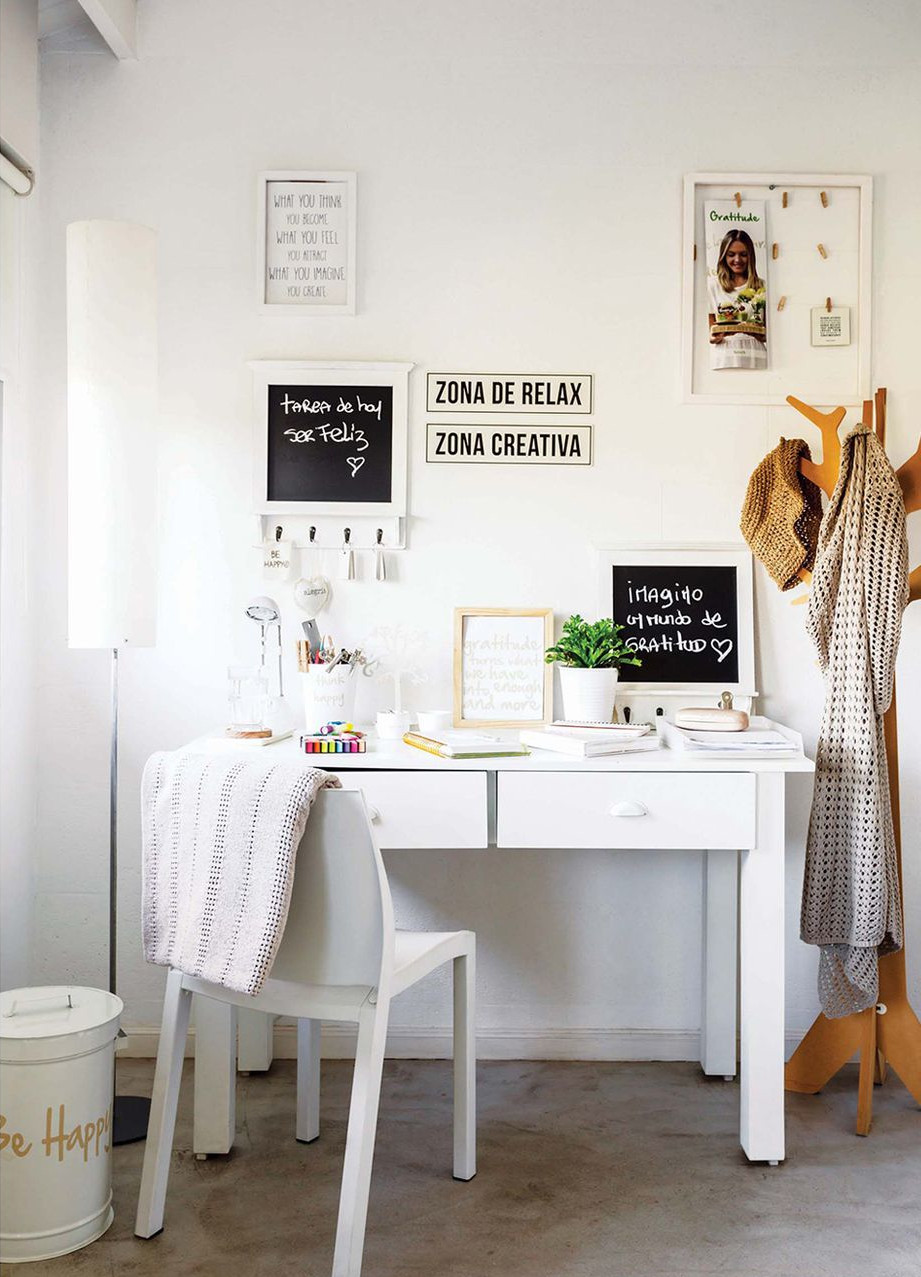 espace bureau dans entrée maison contemporaine rénovée