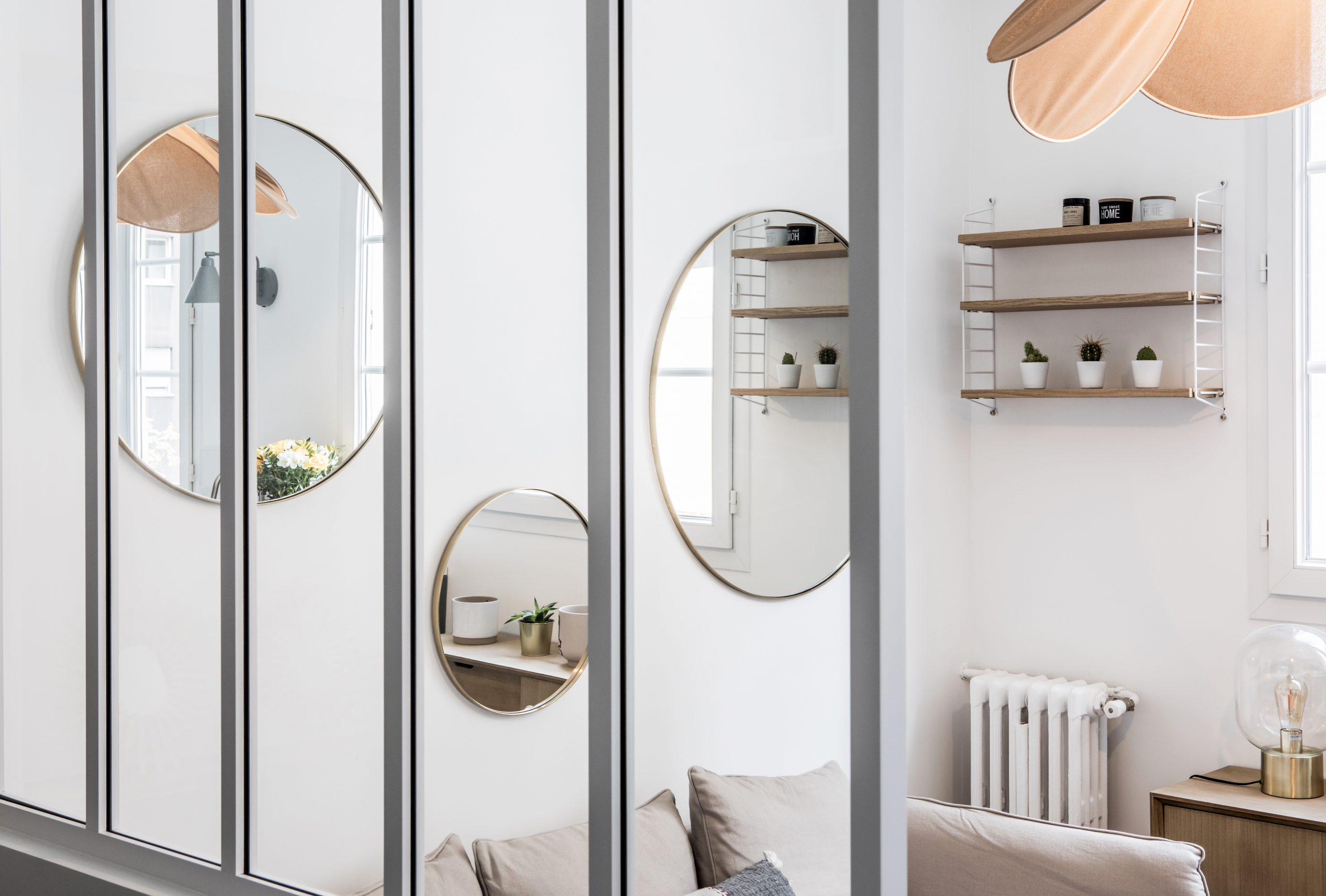 vue salon depuis chambre studio à Paris