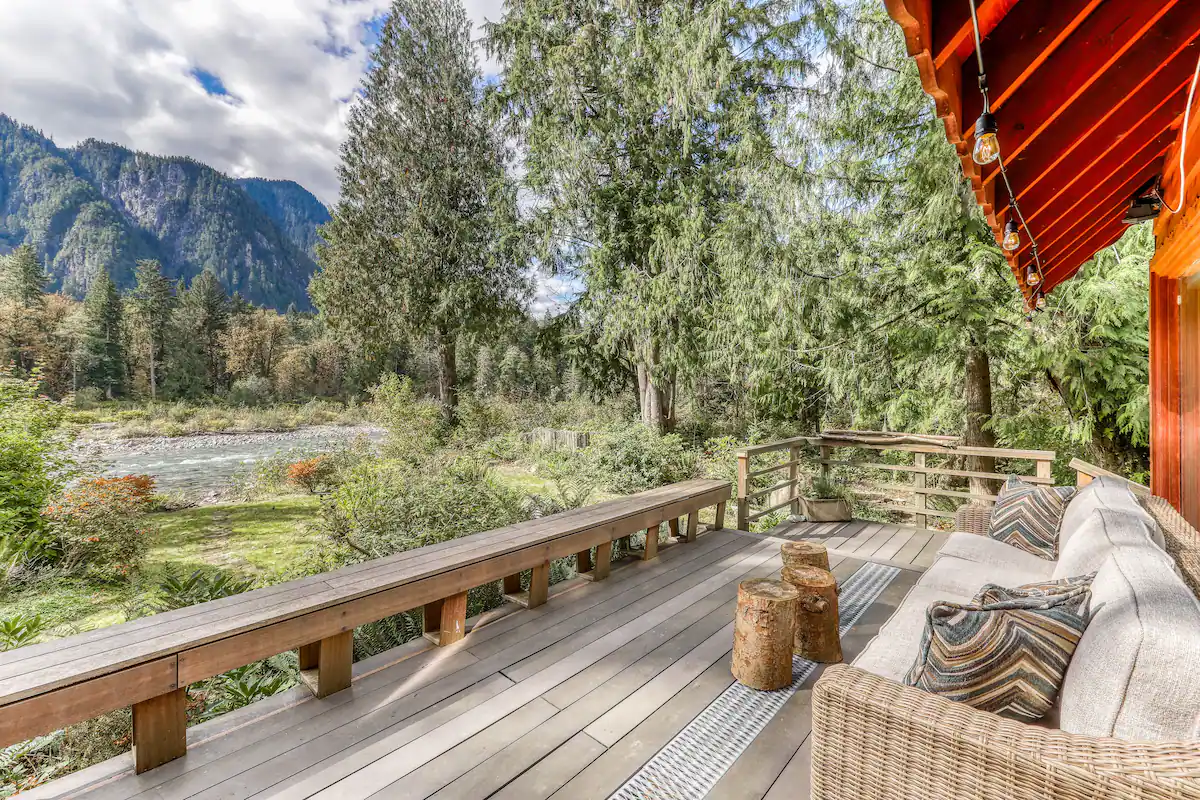 terrasse bois avec vue rivière et montagne terrasse bois avec vue rivière et montagne