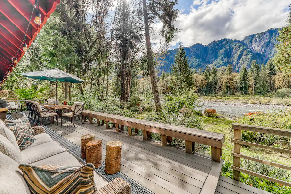 terrasse bois avec vue rivière et montagne terrasse bois avec vue rivière et montagne