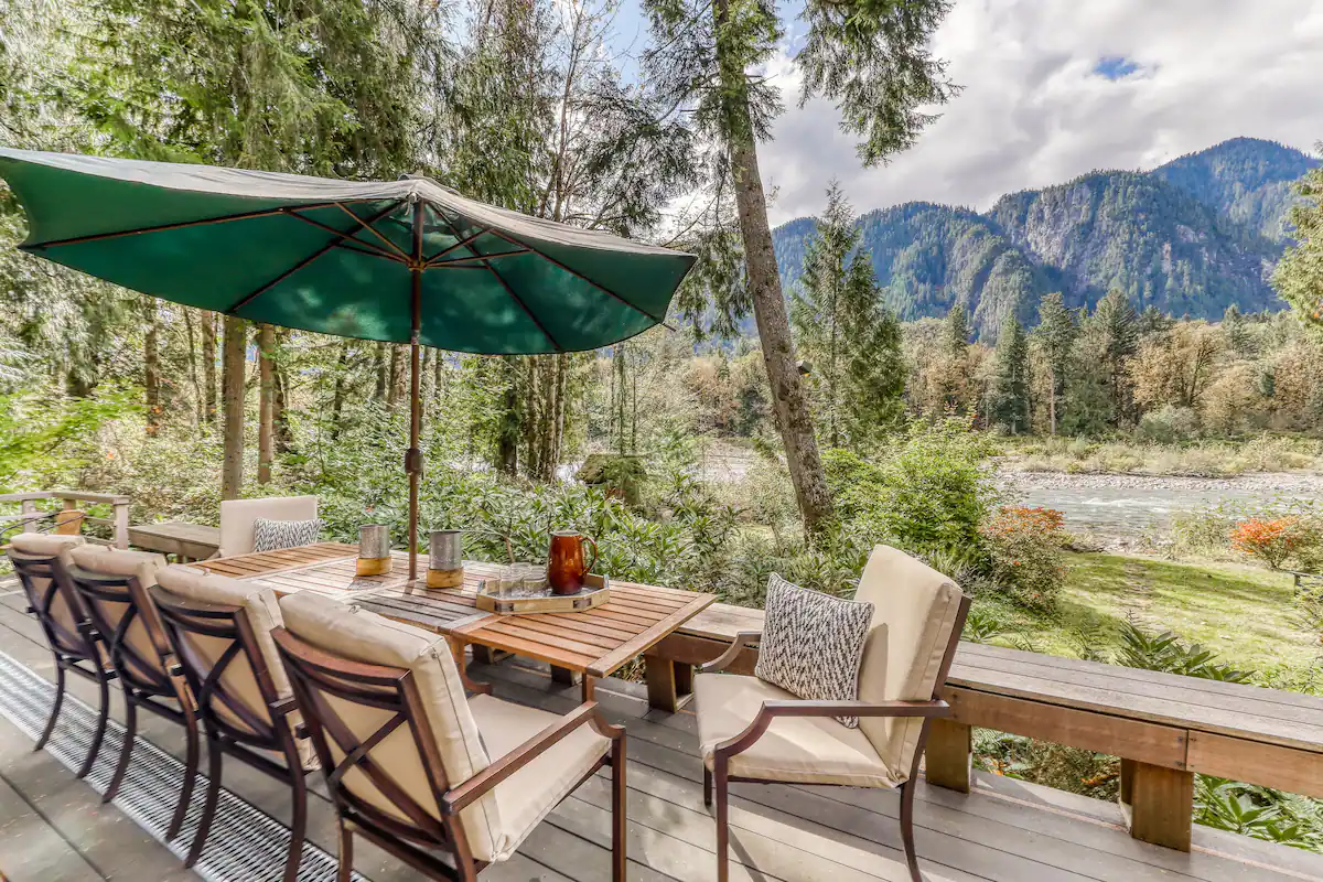 terrasse bois avec vue rivière et montagne terrasse bois avec vue rivière et montagne