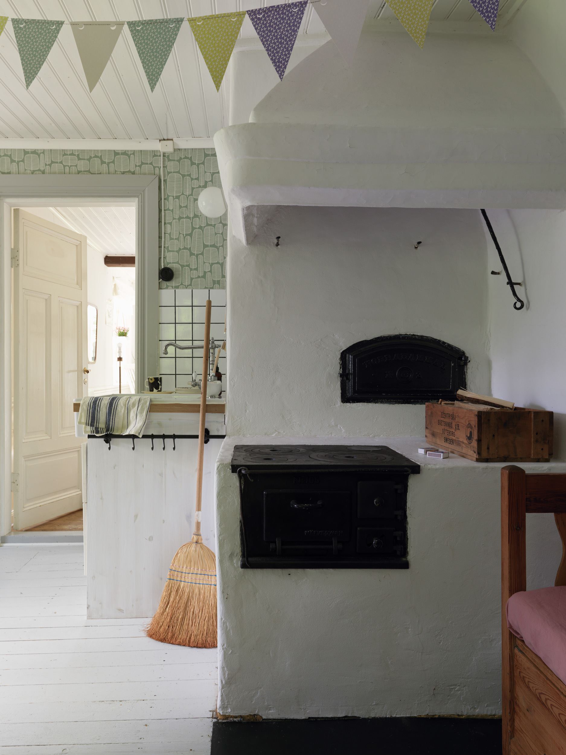 cuisine rustique avec four ancien dans petite maison en bois 50m2