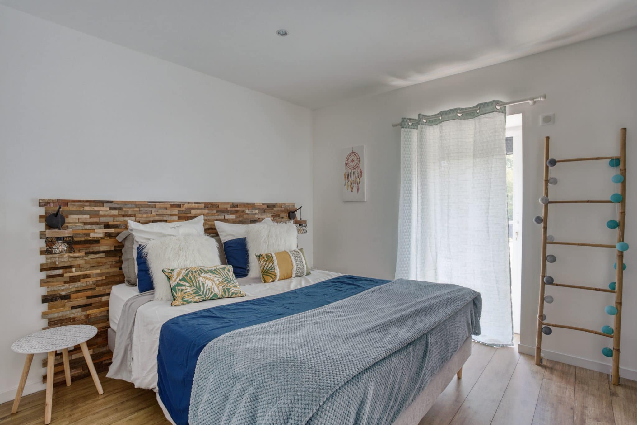 chambre avec tête de lit en bois chambre avec tête de lit en bois