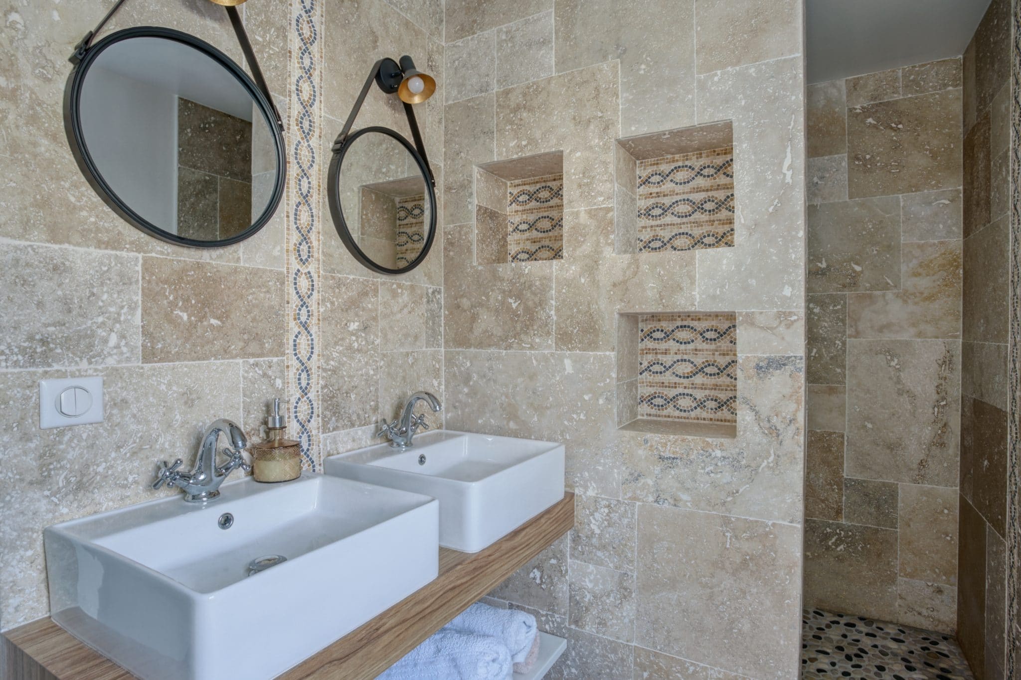 salle de bain travertin et galets salle de bain travertin et galets