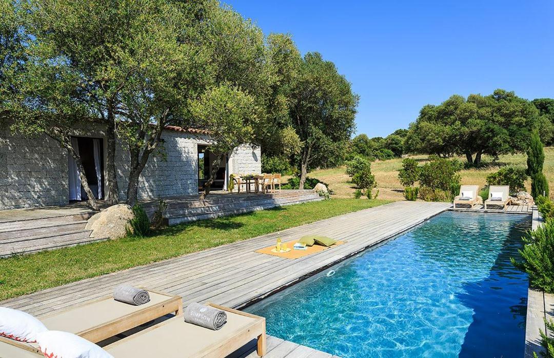 jardin bergerie contemporaine en Corse avec piscine