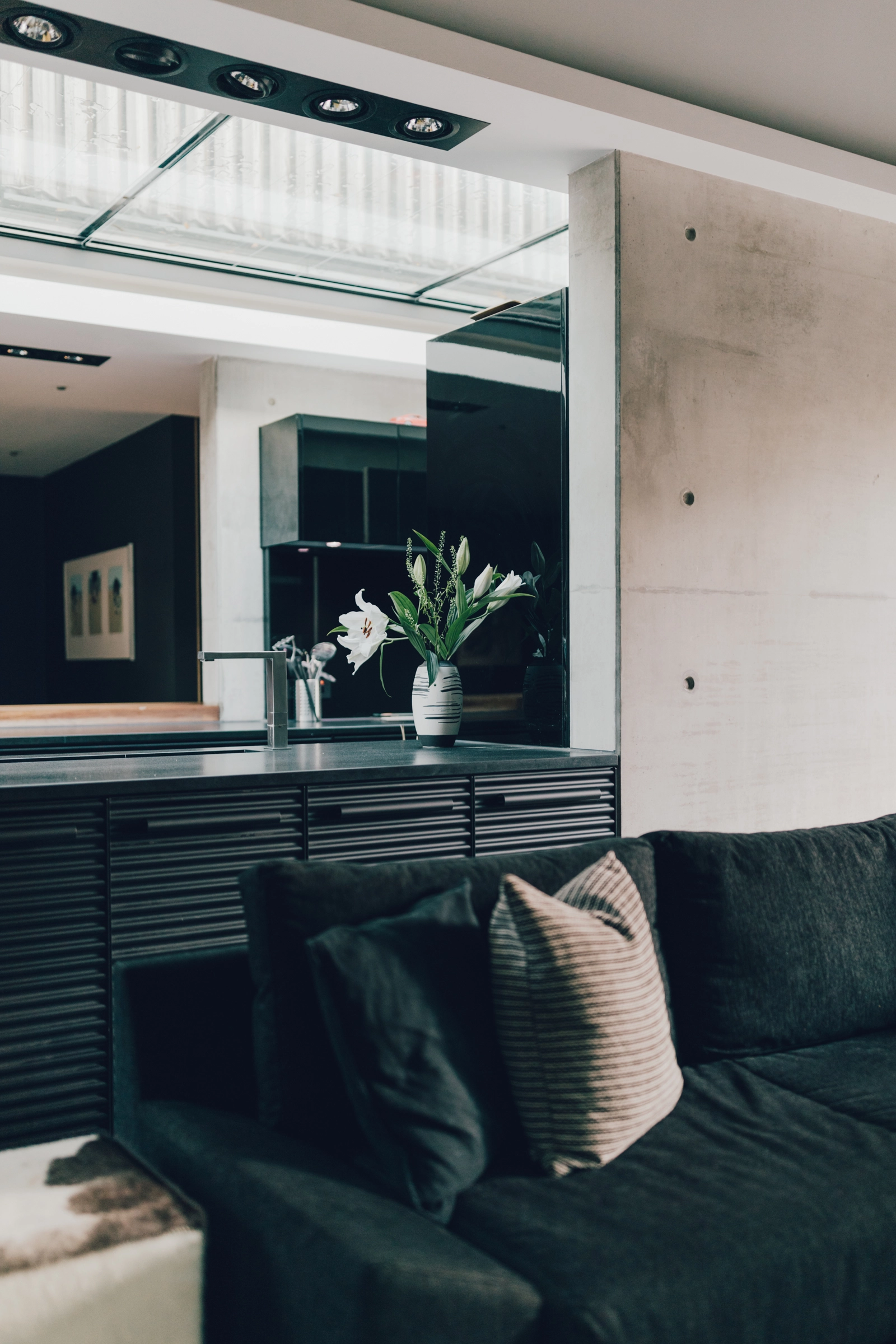 salon et cuisine design noire maison d'architecte