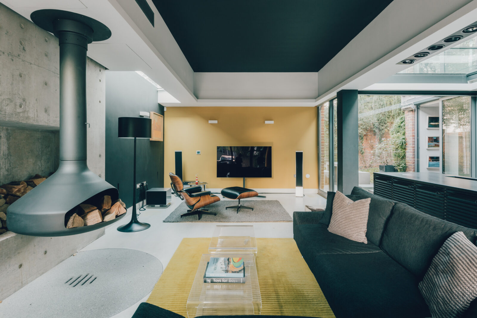 salon et cuisine design noire maison d'architecte