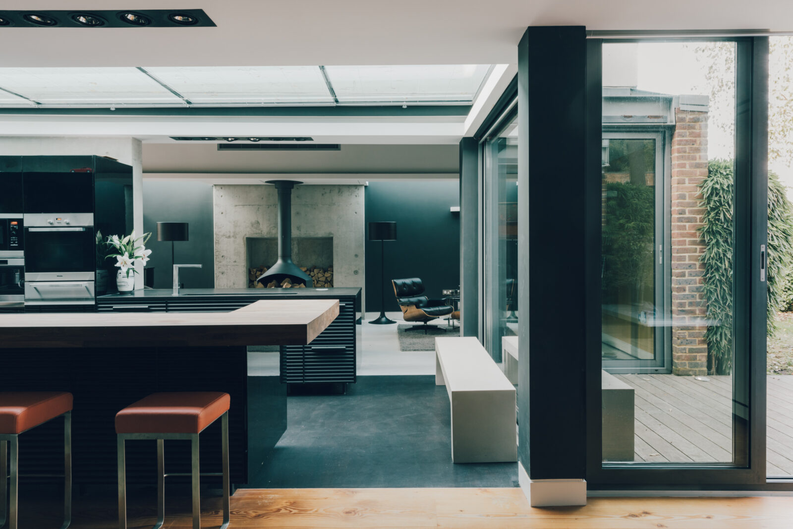 salon et cuisine design noire maison d'architecte
