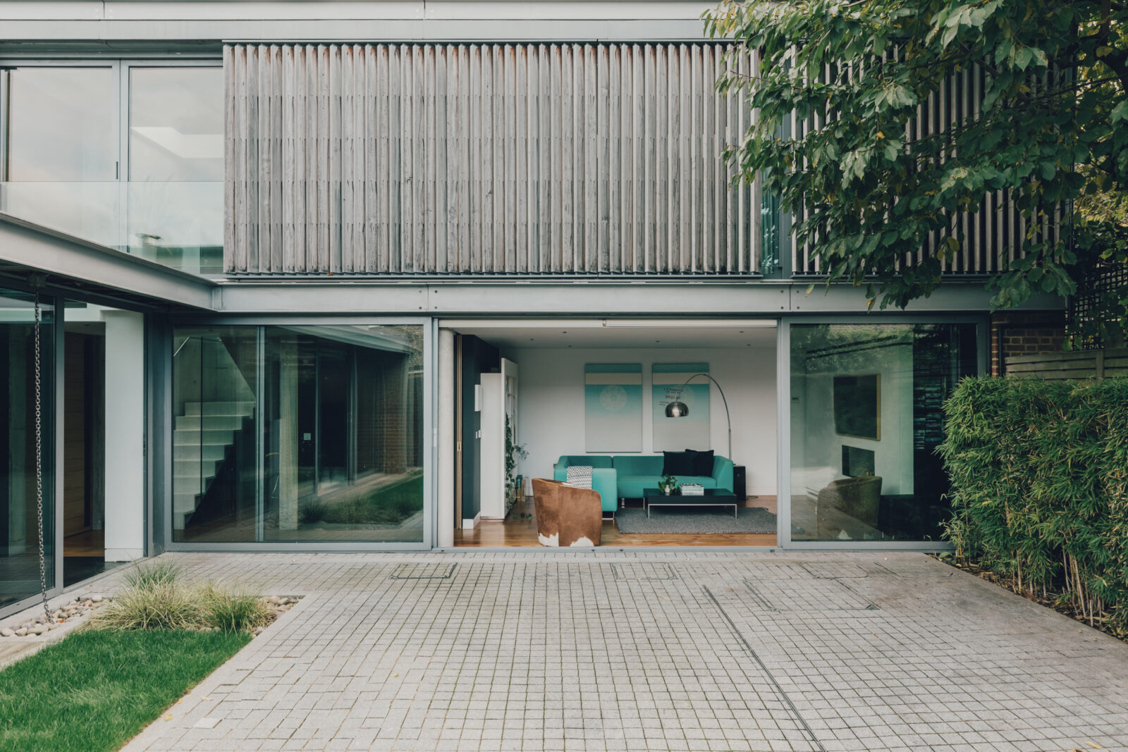 façade maison contemporaine avec cuisine design noire