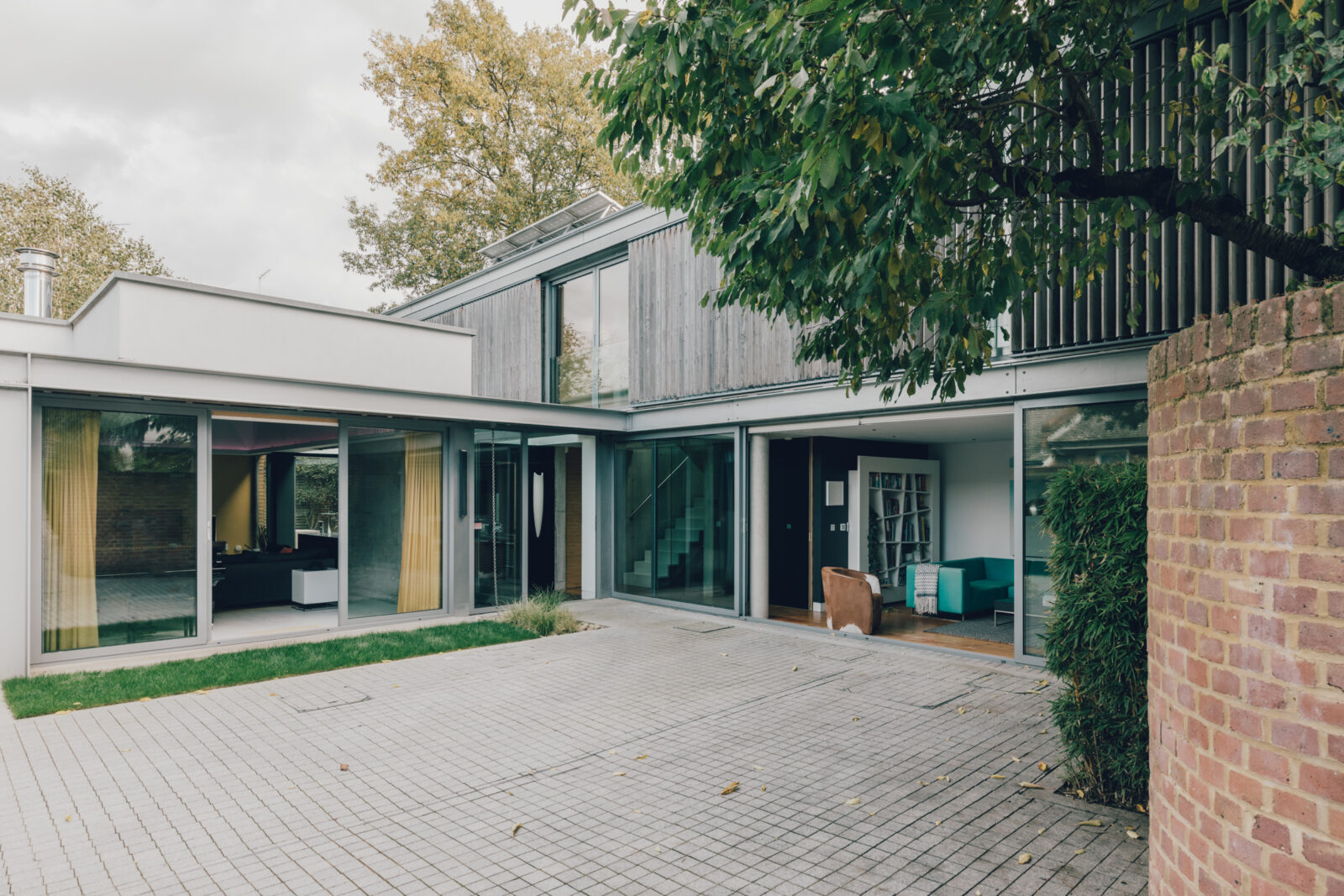 façade maison contemporaine avec cuisine design noire