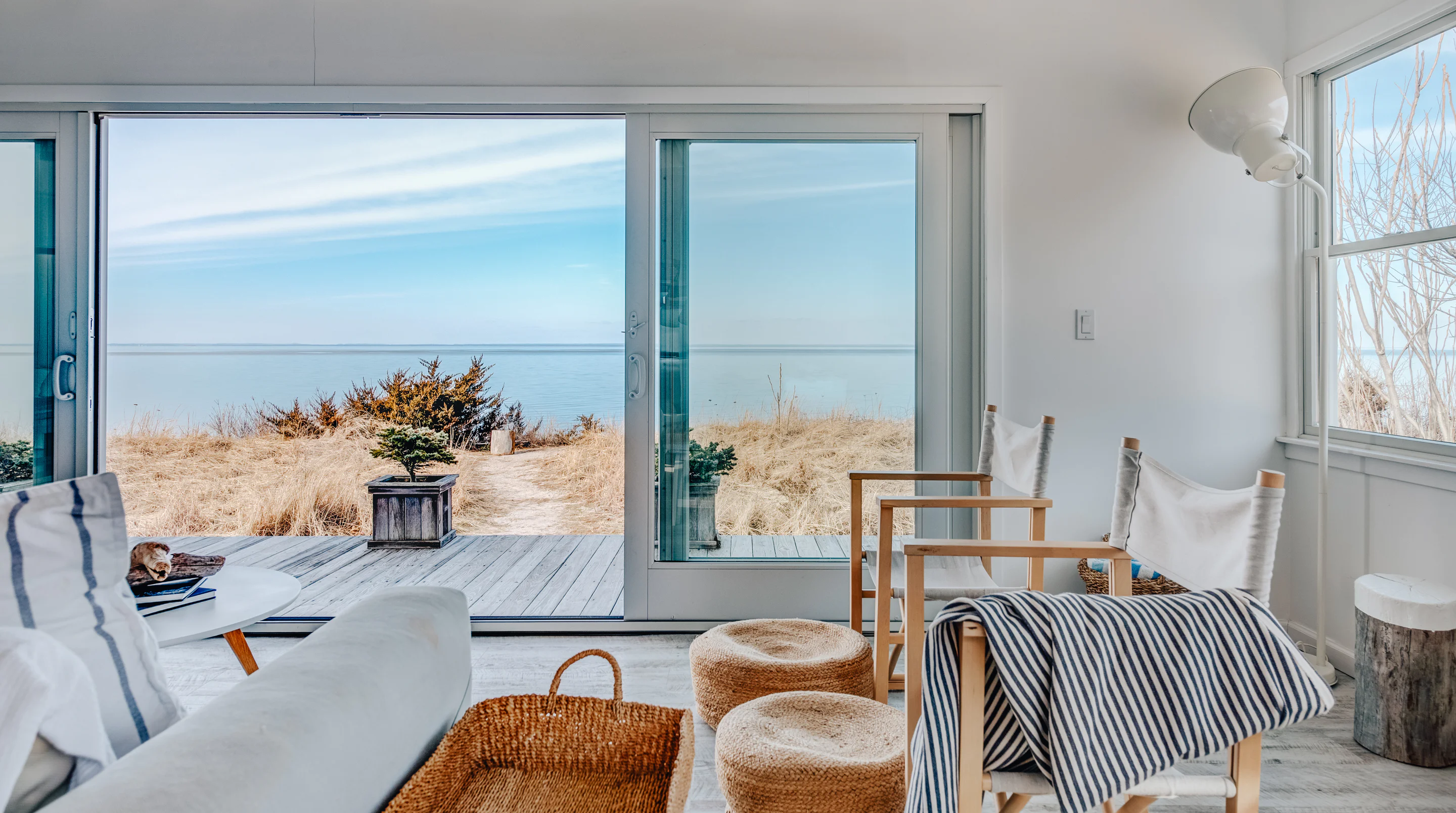 salon maison de plage en bois grisé vue mer salon maison de plage en bois grisé vue mer