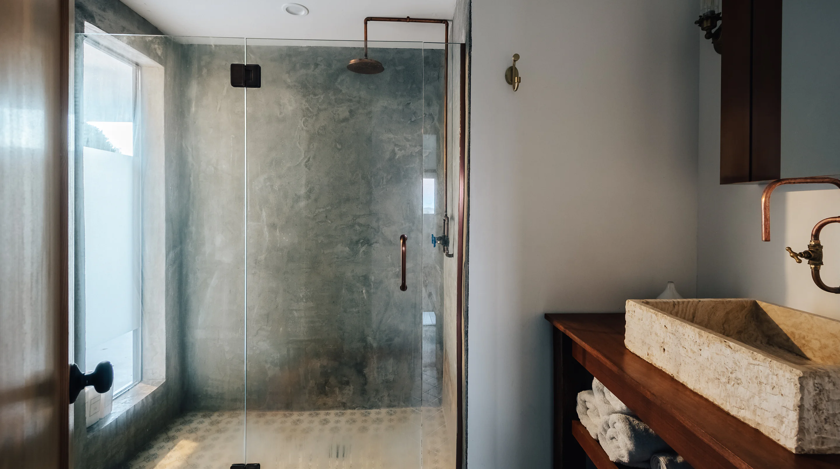 salle de bain béton et bois