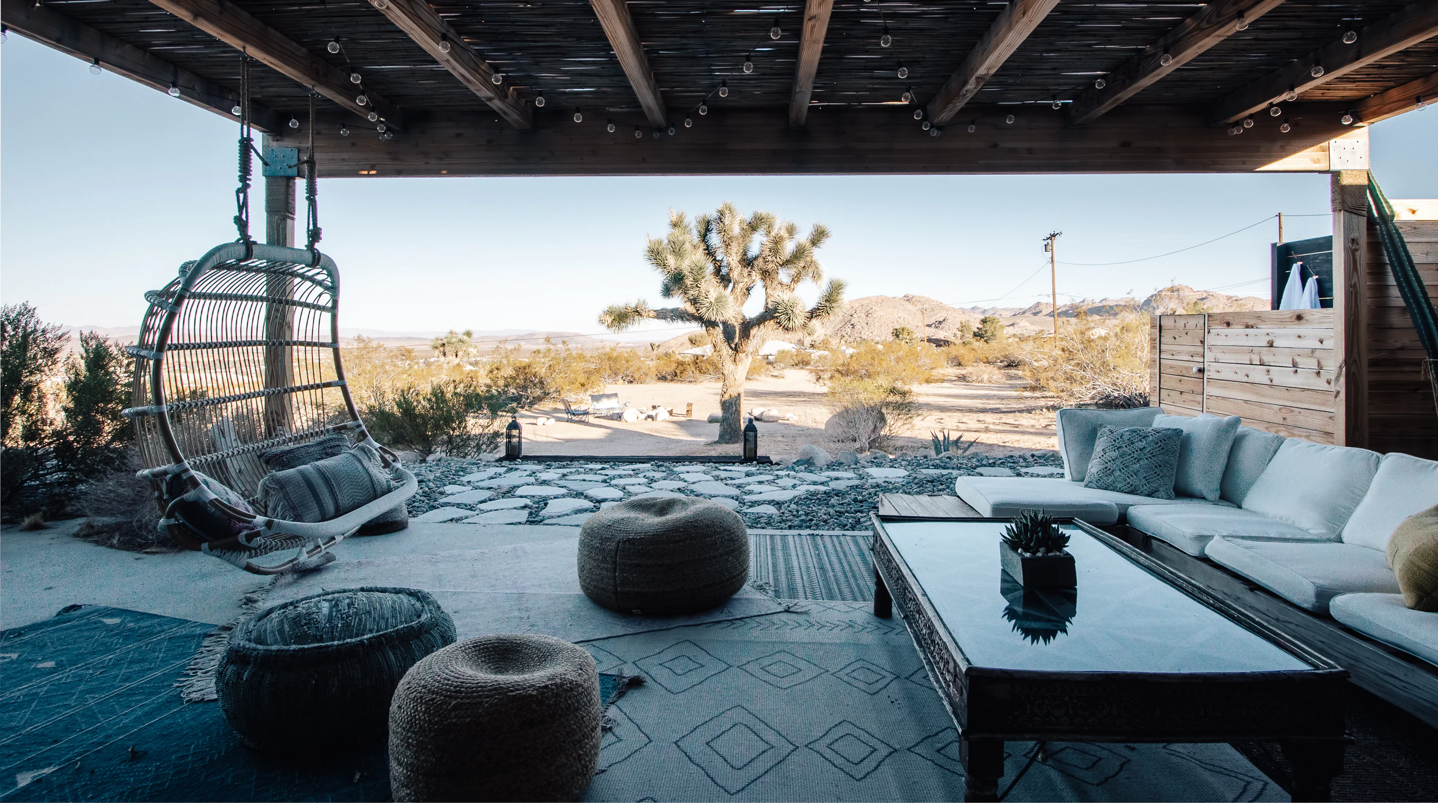 terrasse abritée par pergola et canisses