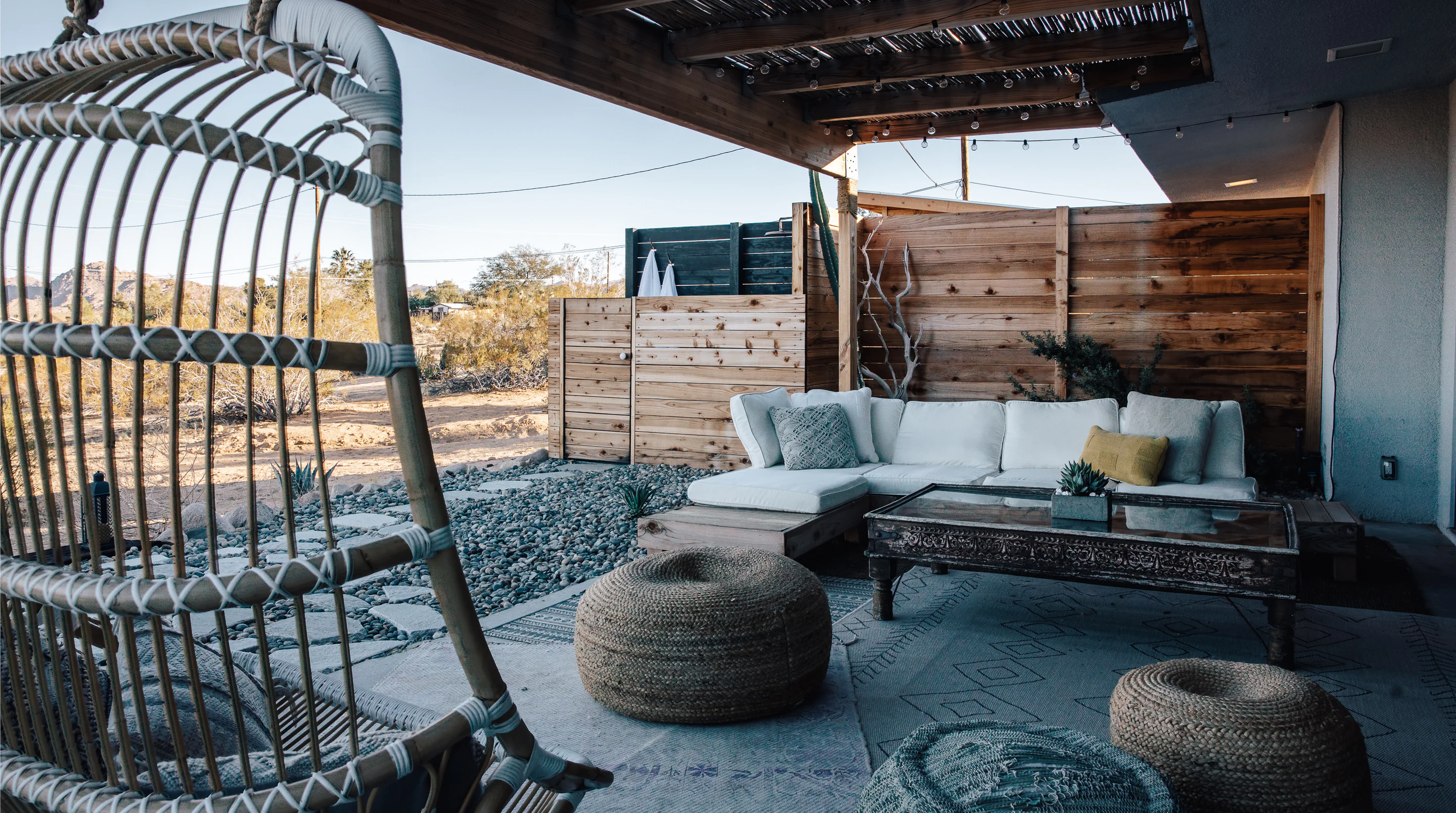 terrasse abritée par pergola et canisses