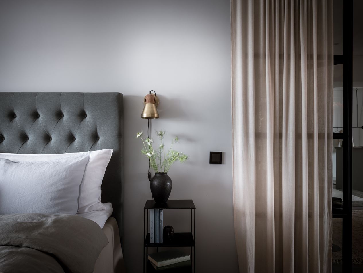 chambre avec tête de lit velours