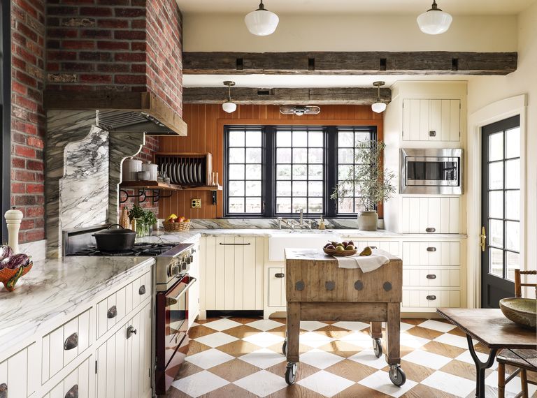 cuisine style anglais avec sol parquet peint à damier
