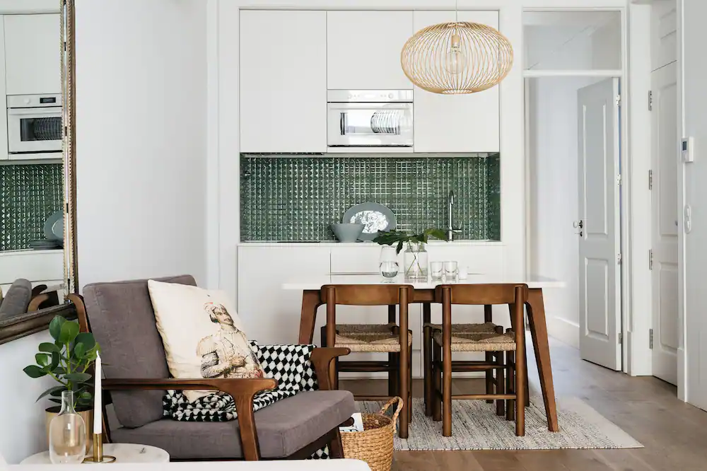 cuisine blanche et carrelage vert