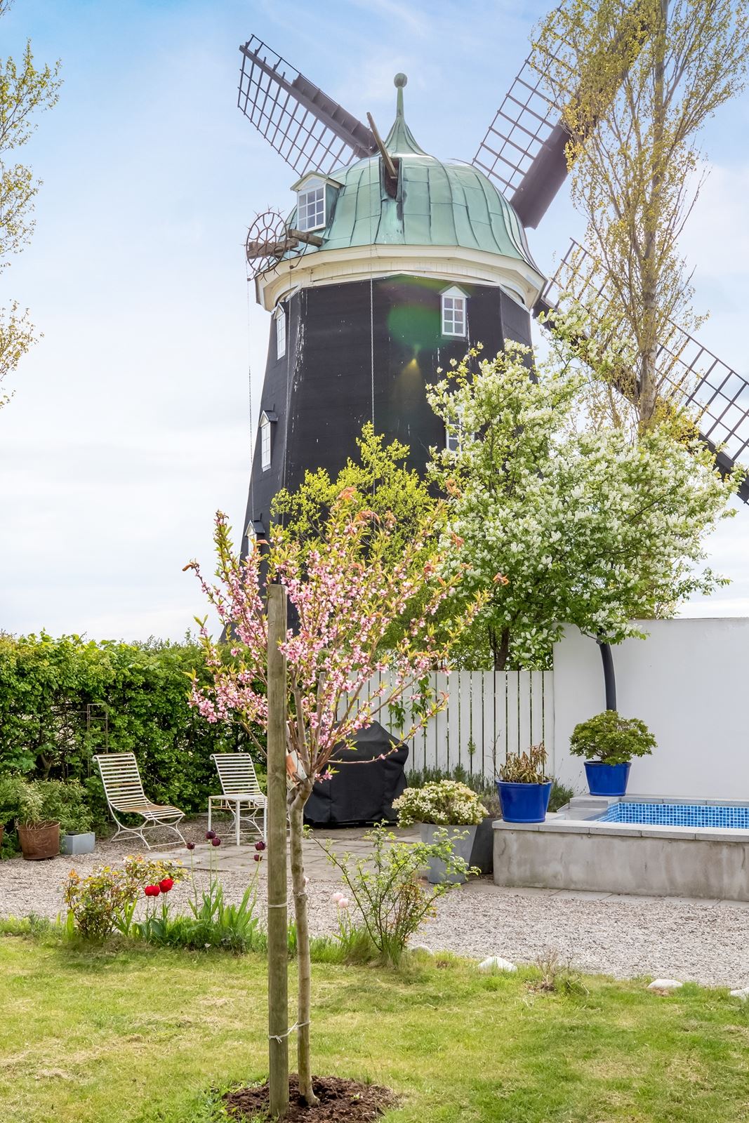 jardin avec piscine et vue moulin ancien Suède