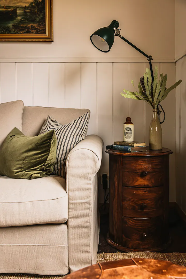 salon avec soubassement bois maison vintage rénovée salon avec soubassement bois maison vintage rénovée
