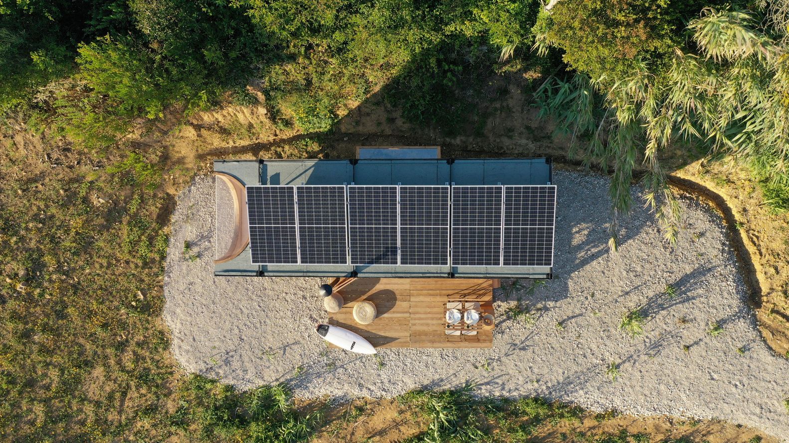 panneaux solaires sur toit mini maison en bois autonome panneaux solaires sur toit mini maison en bois autonome