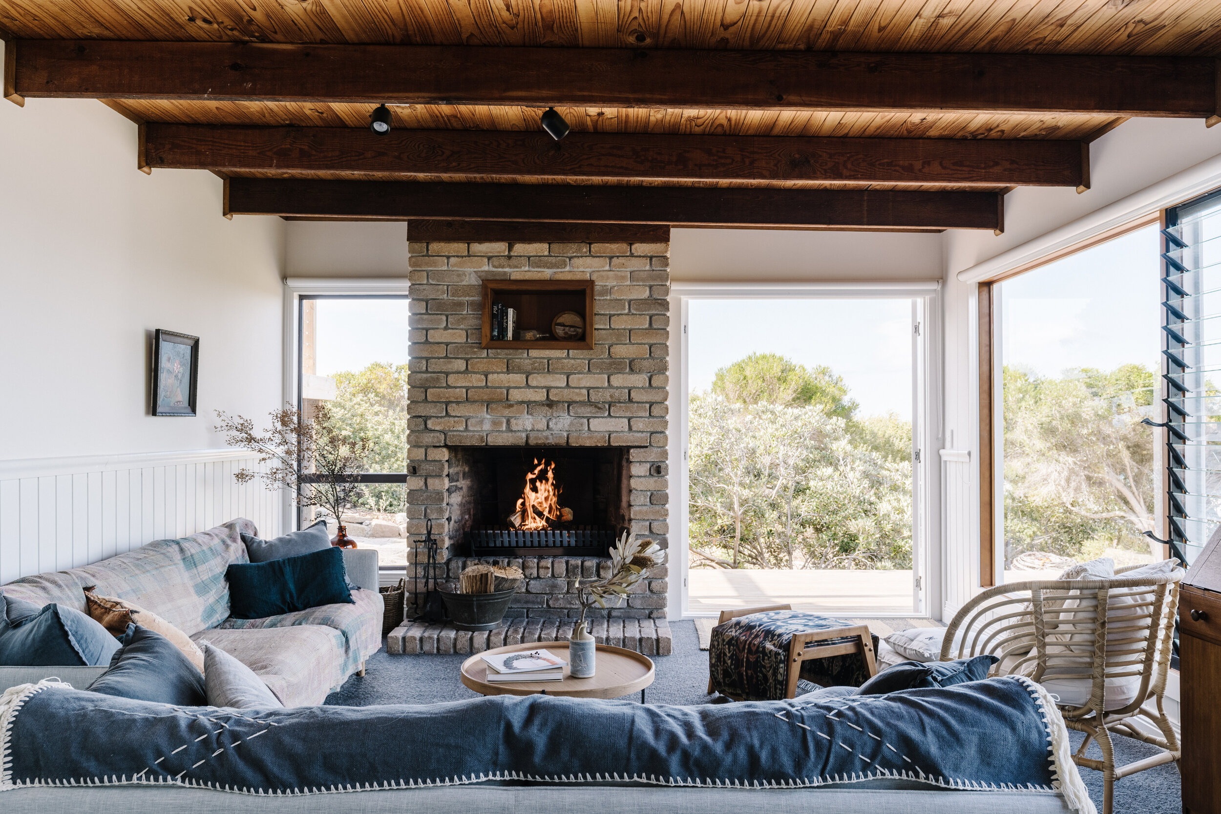 salon avec cheminée maison en bois en Tasmanie salon avec cheminée maison en bois en Tasmanie