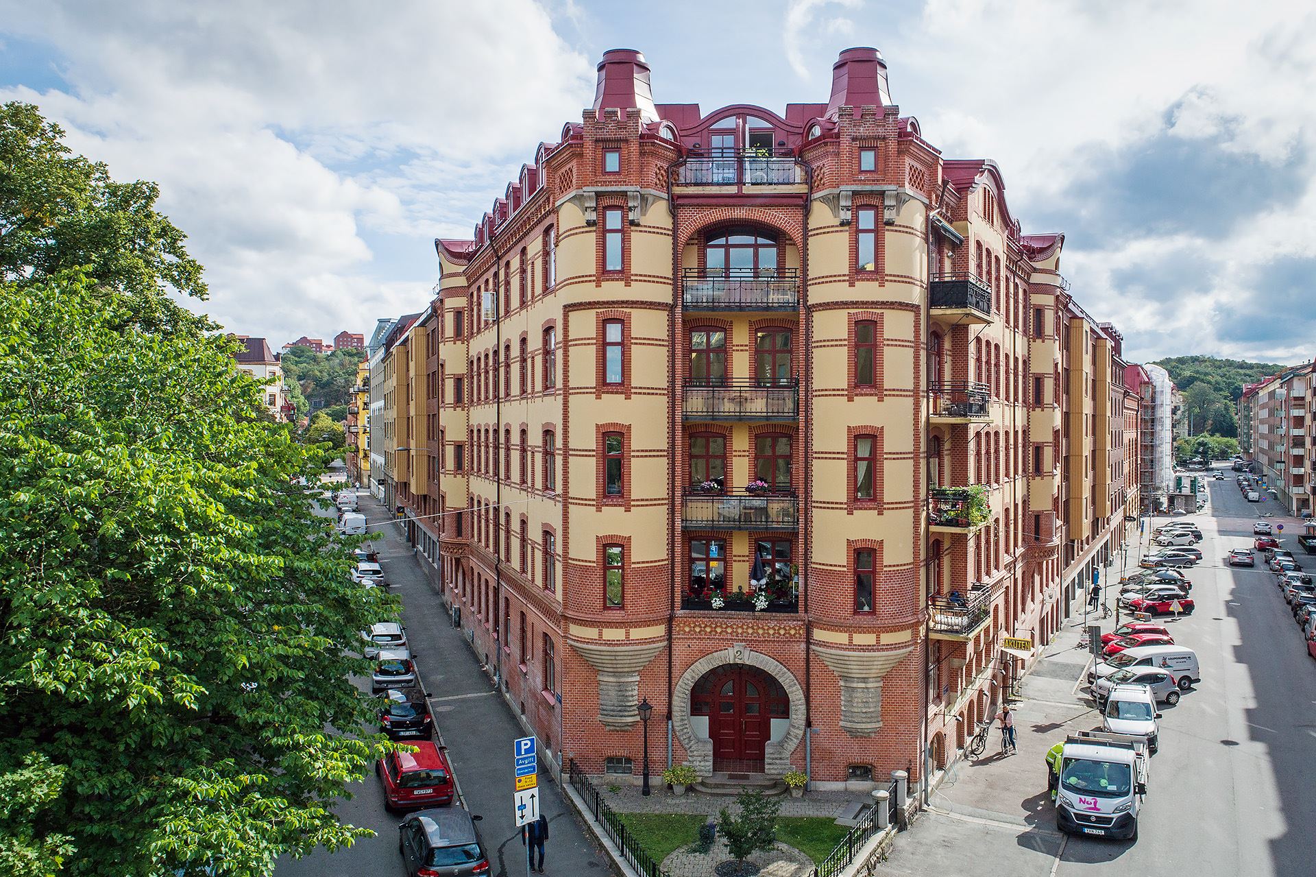 façade immeuble suède avec toit rouge