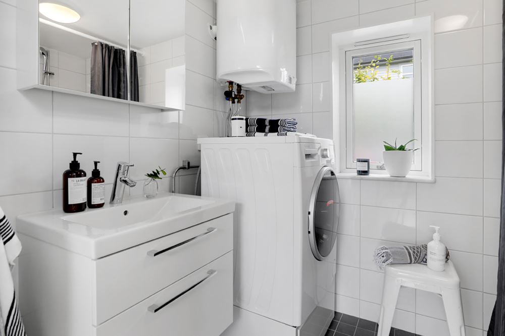 salle d'eau avec lave-linge