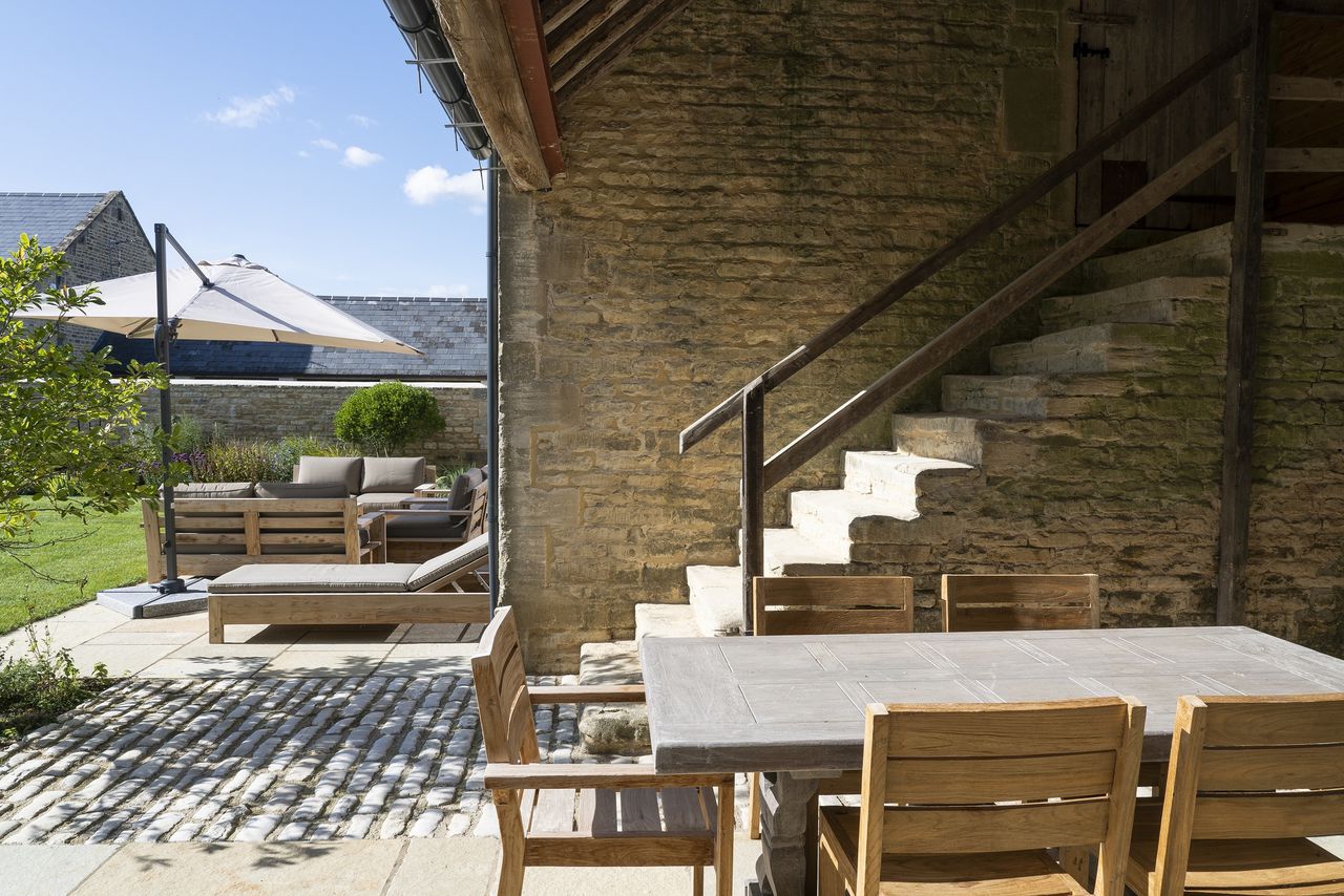 terrasse en pierres grange rénovée