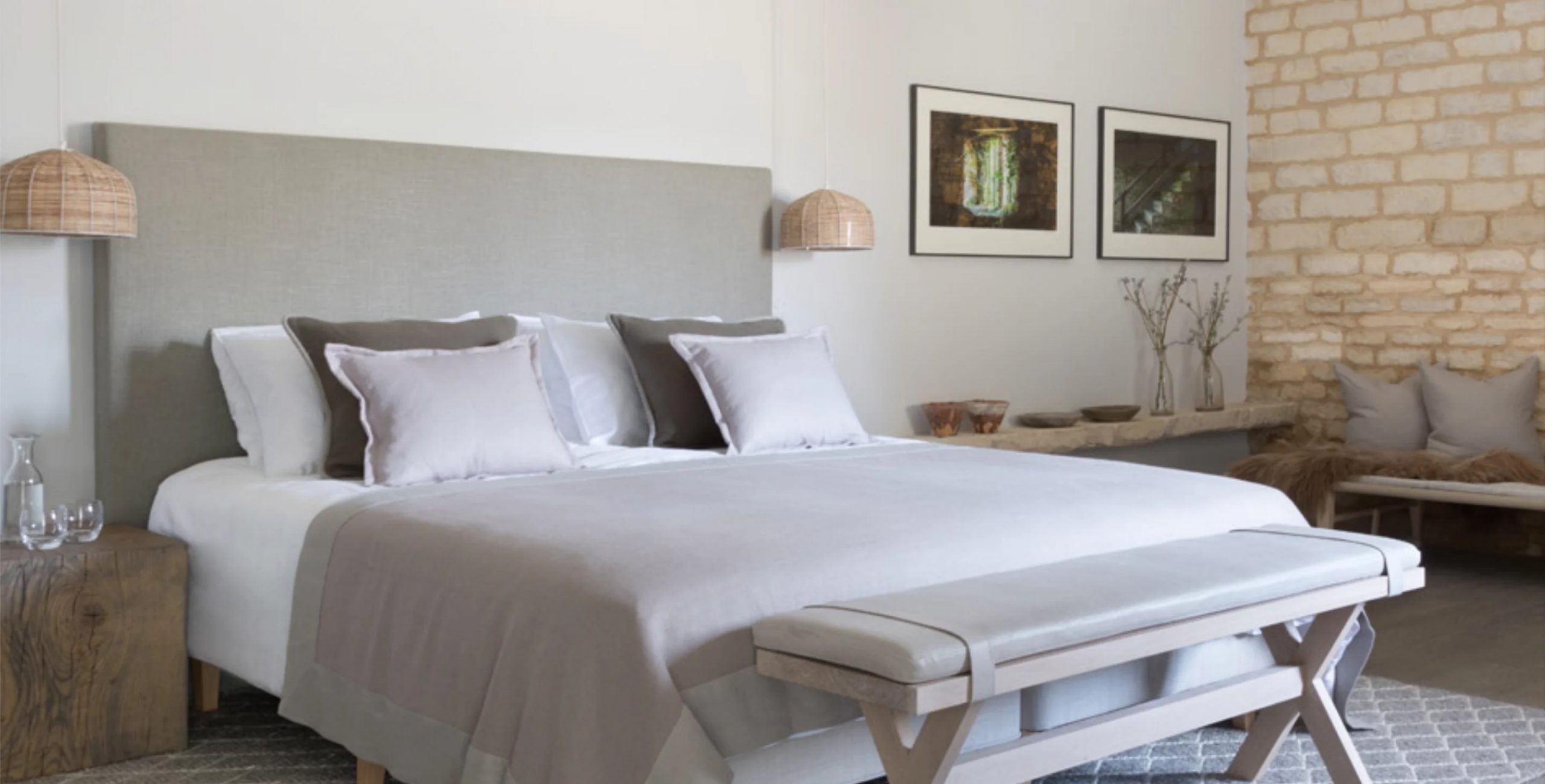 chambre avec mur de pierres