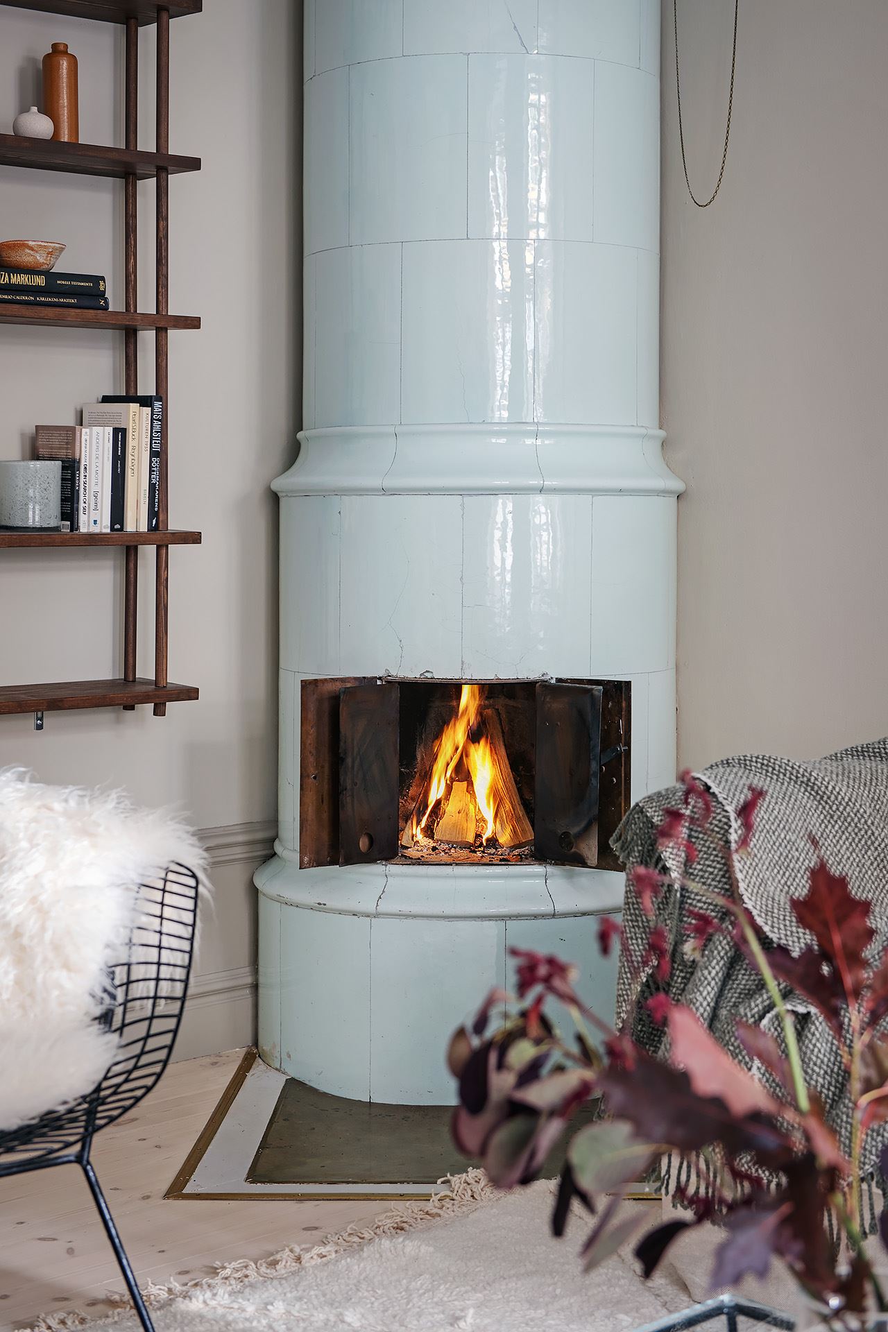 salon scandinave avec poêle ancien bleu salon scandinave avec poêle ancien bleu
