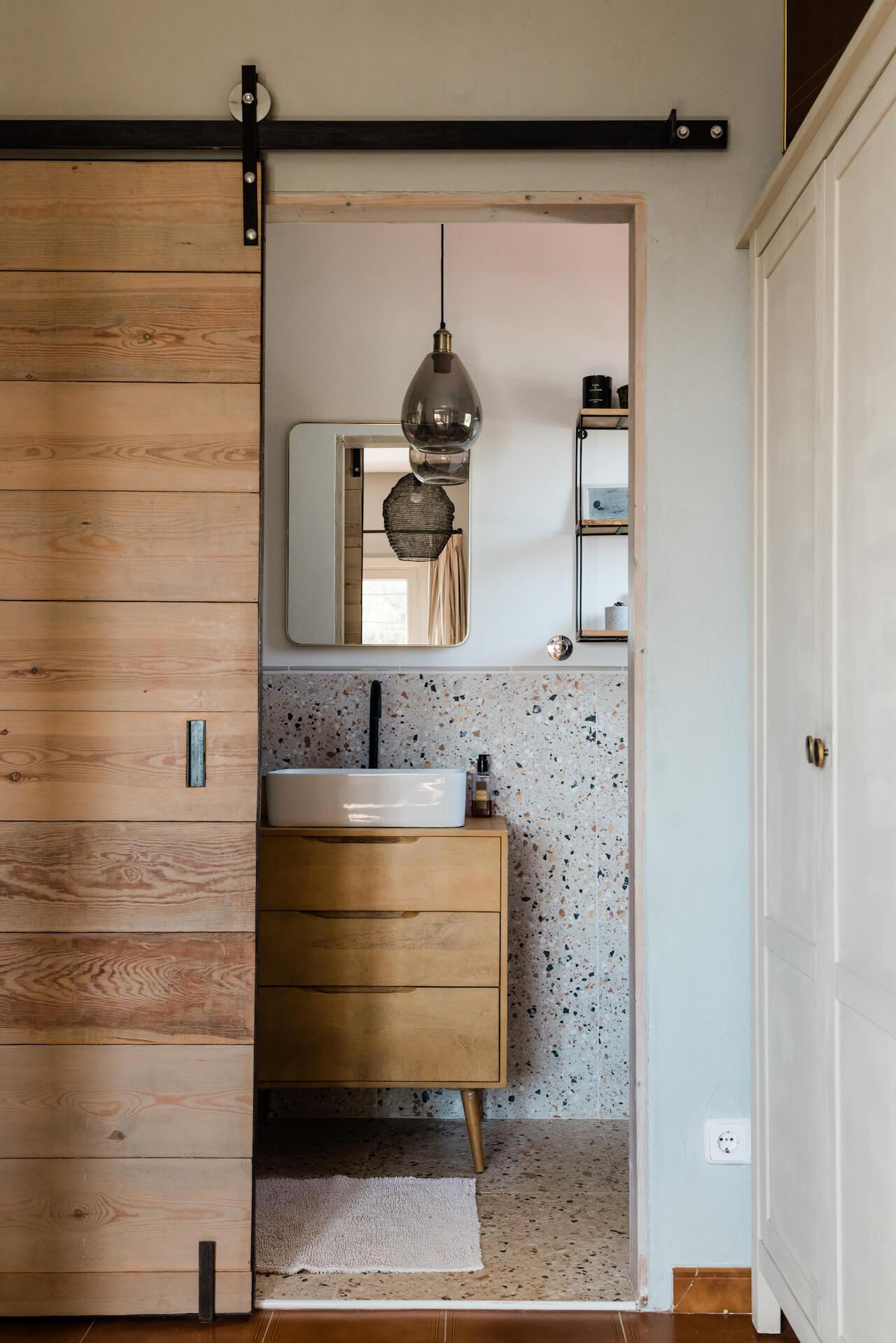 salle de bain avec terrazzo