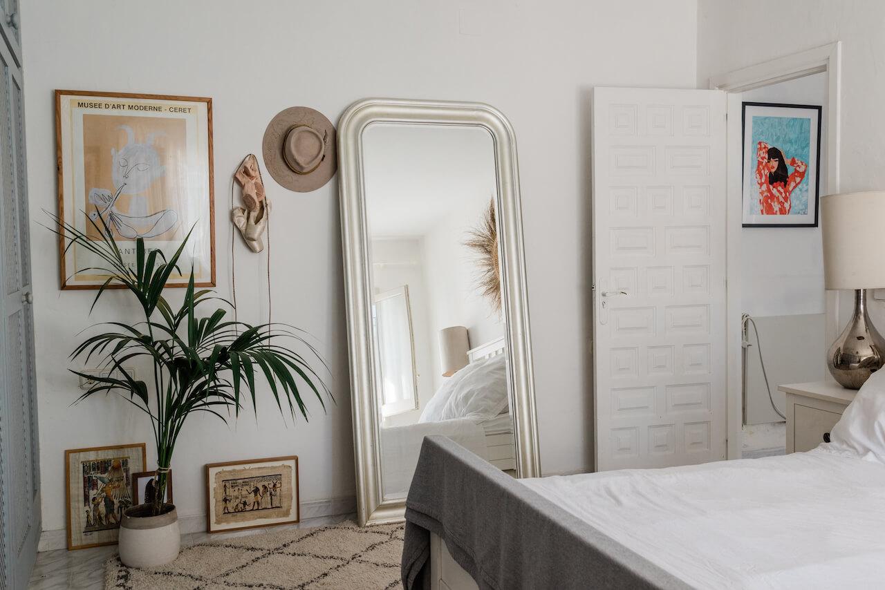 chambre décoration naturelle avec grand miroir au sol