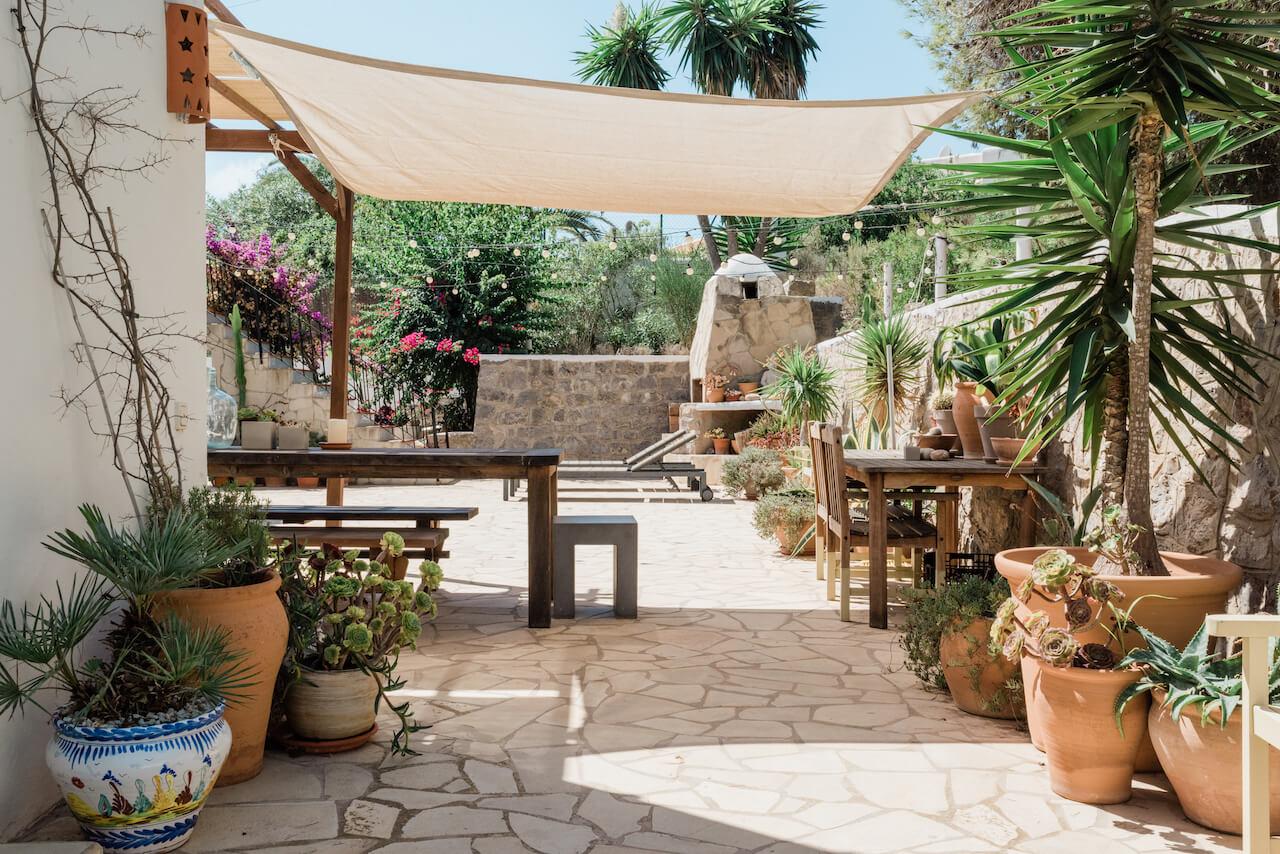 terrasse en pierres et voile d'ombrage