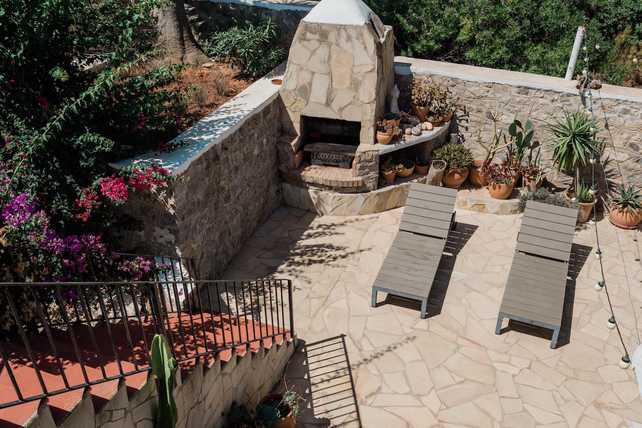 terrasse en pierres avec barbecue