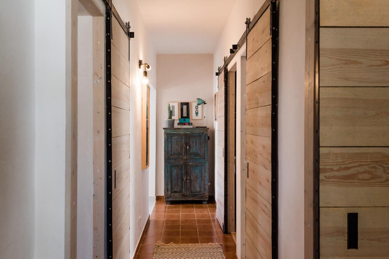 couloir avec portes de grange en bois