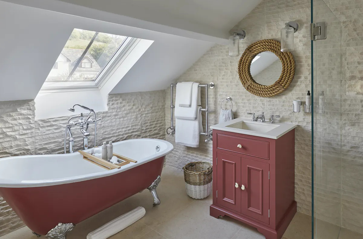 salle de bain vintage baignoire pattes de lion rouge