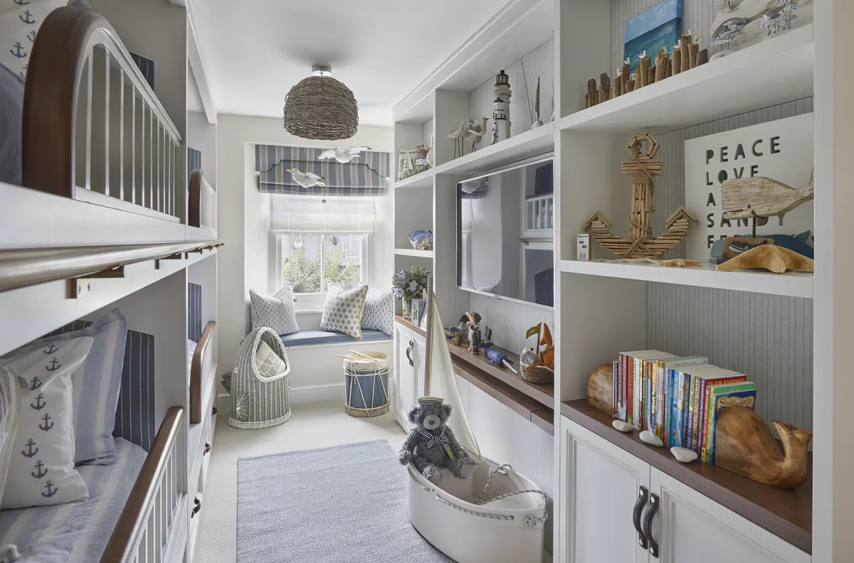 chambre d'enfant avec quatre lits